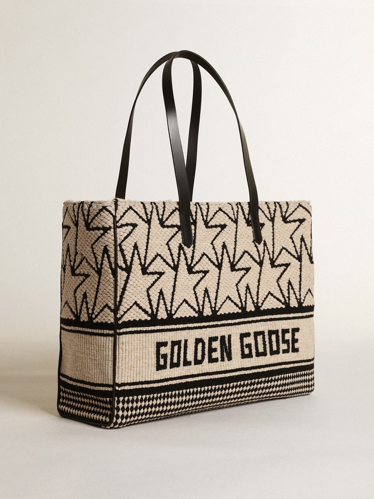 Borsa California Bag East-West in lana jacquard color bianco latte con monogrammi e scritta Golden Goose di colore nero a contrasto