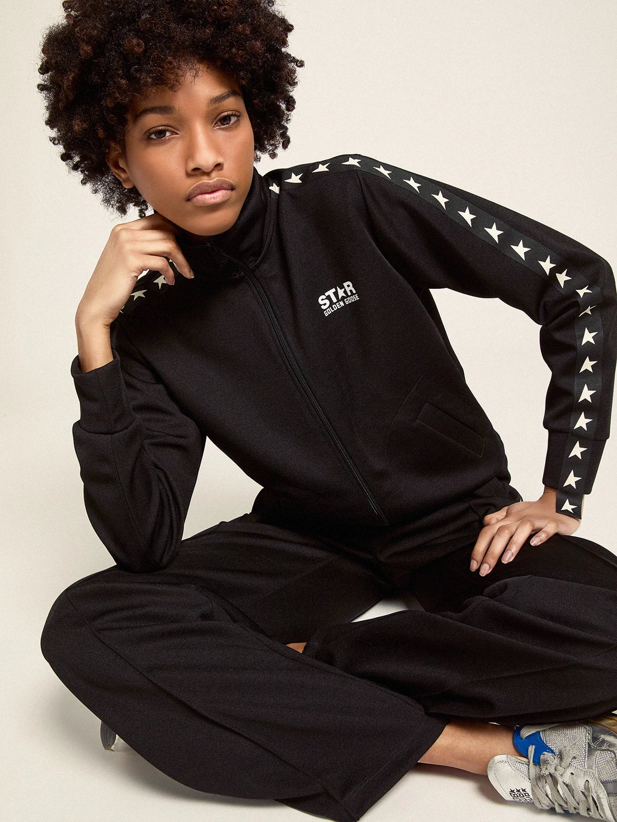 Pantalone jogging da donna di colore nero con stelle bianche sui lati