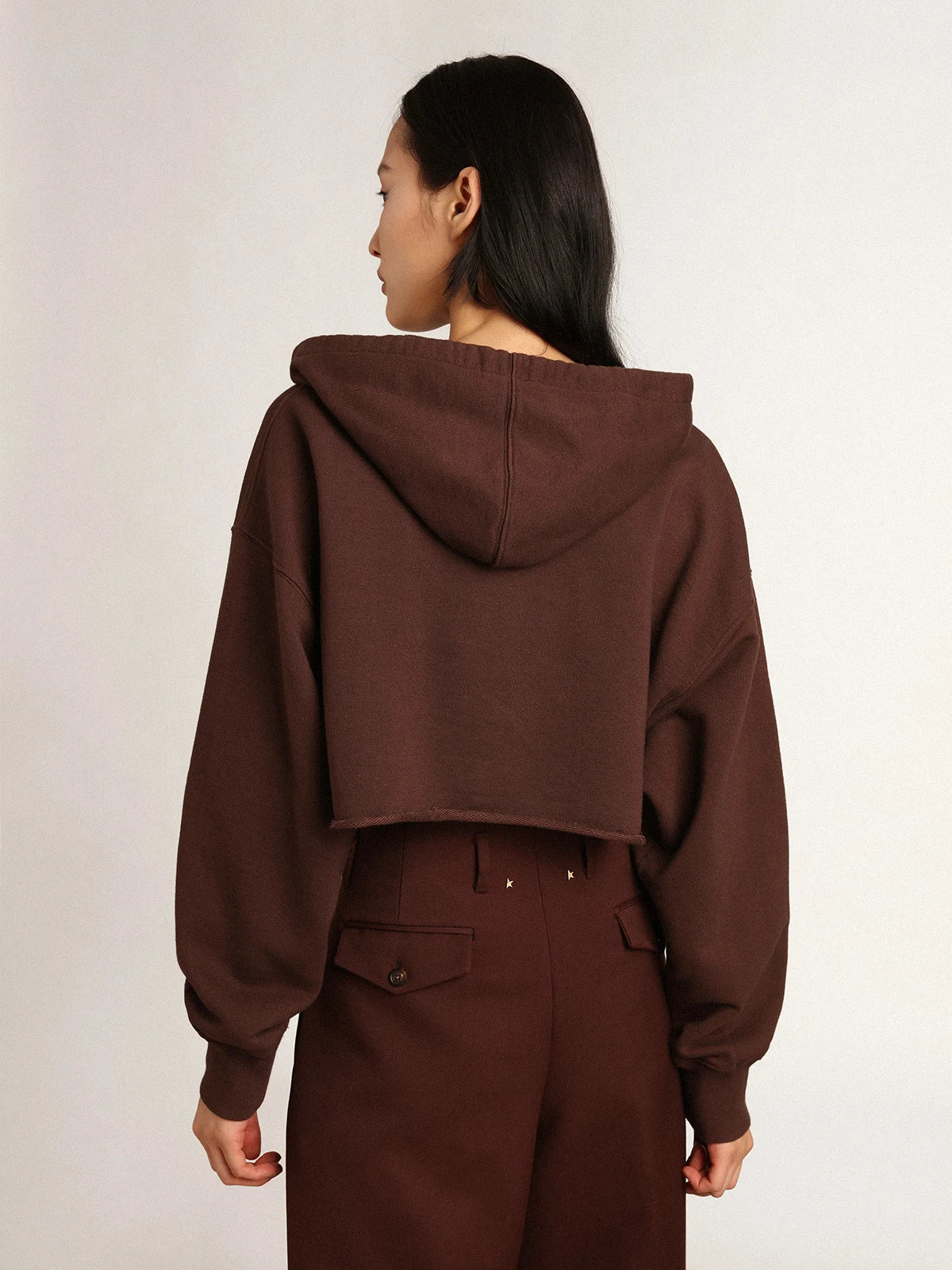 Felpa crop con cappuccio Collezione Journey di colore marrone noce scritta Golden bianca a contrasto