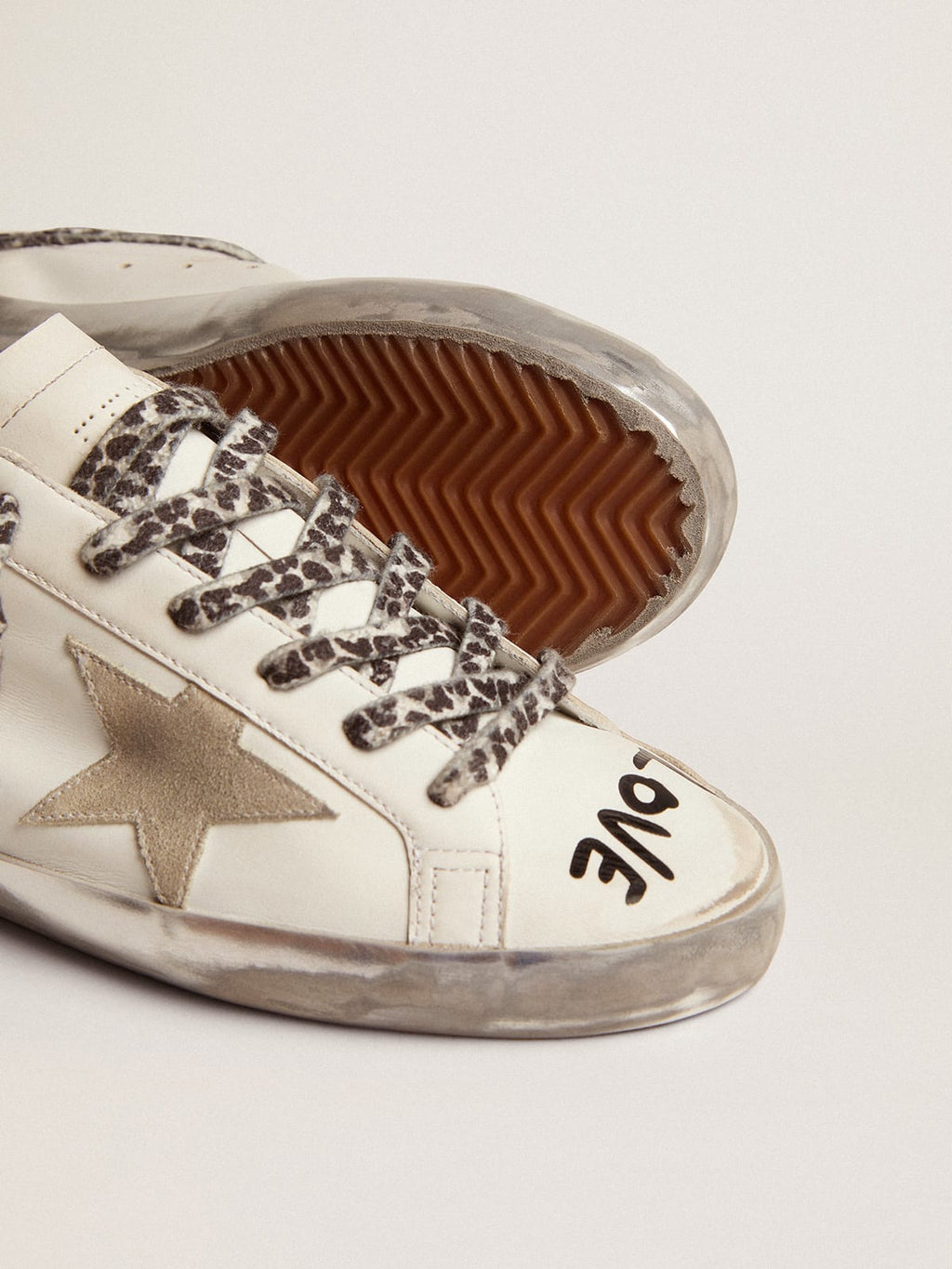 Sneaker Super-Star in pelle bianca con stella in suede color grigio ghiaccio e scritta nera a contrasto