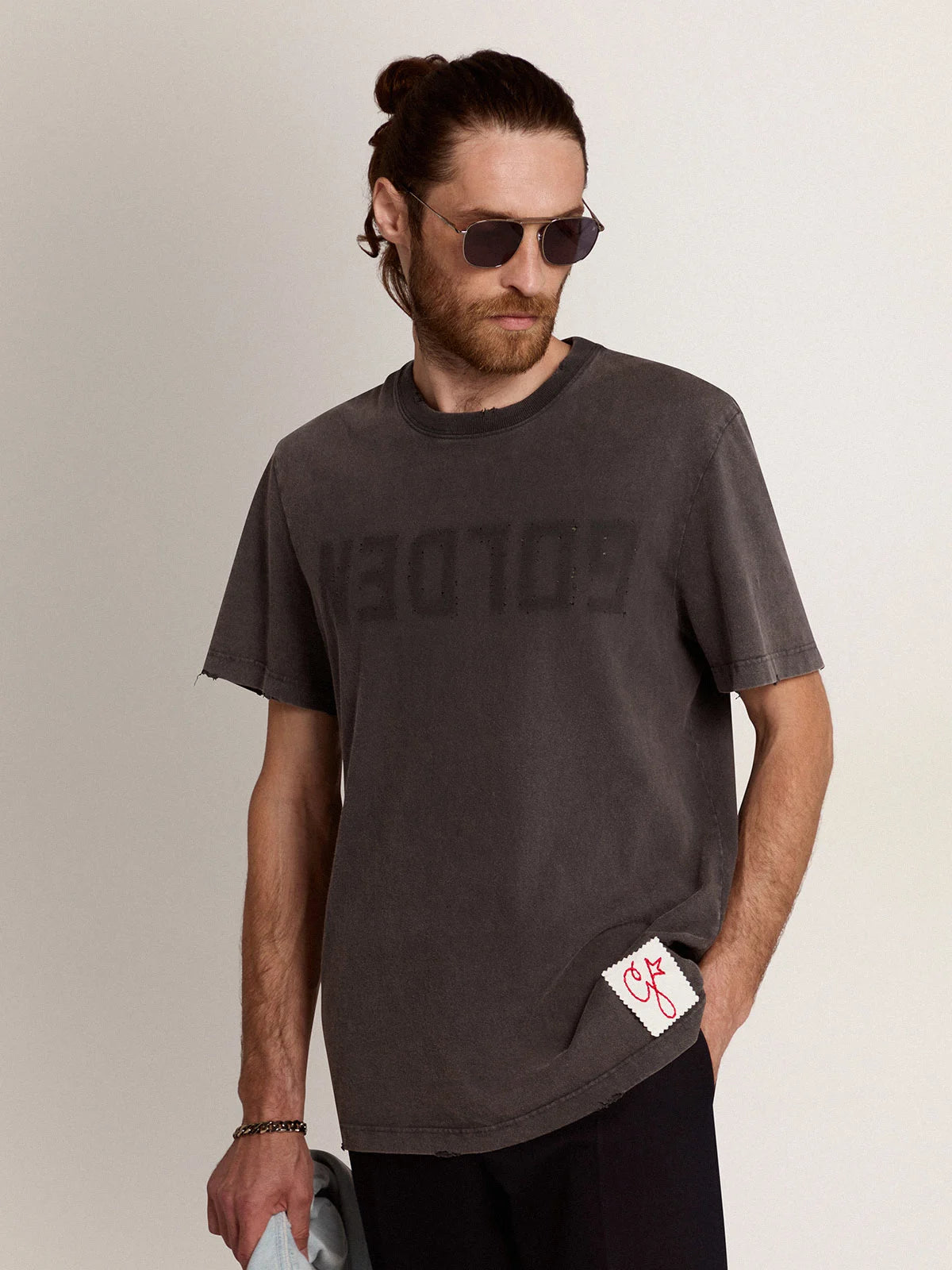 T-shirt Collezione Golden di colore grigio antracite dal trattamento distressed