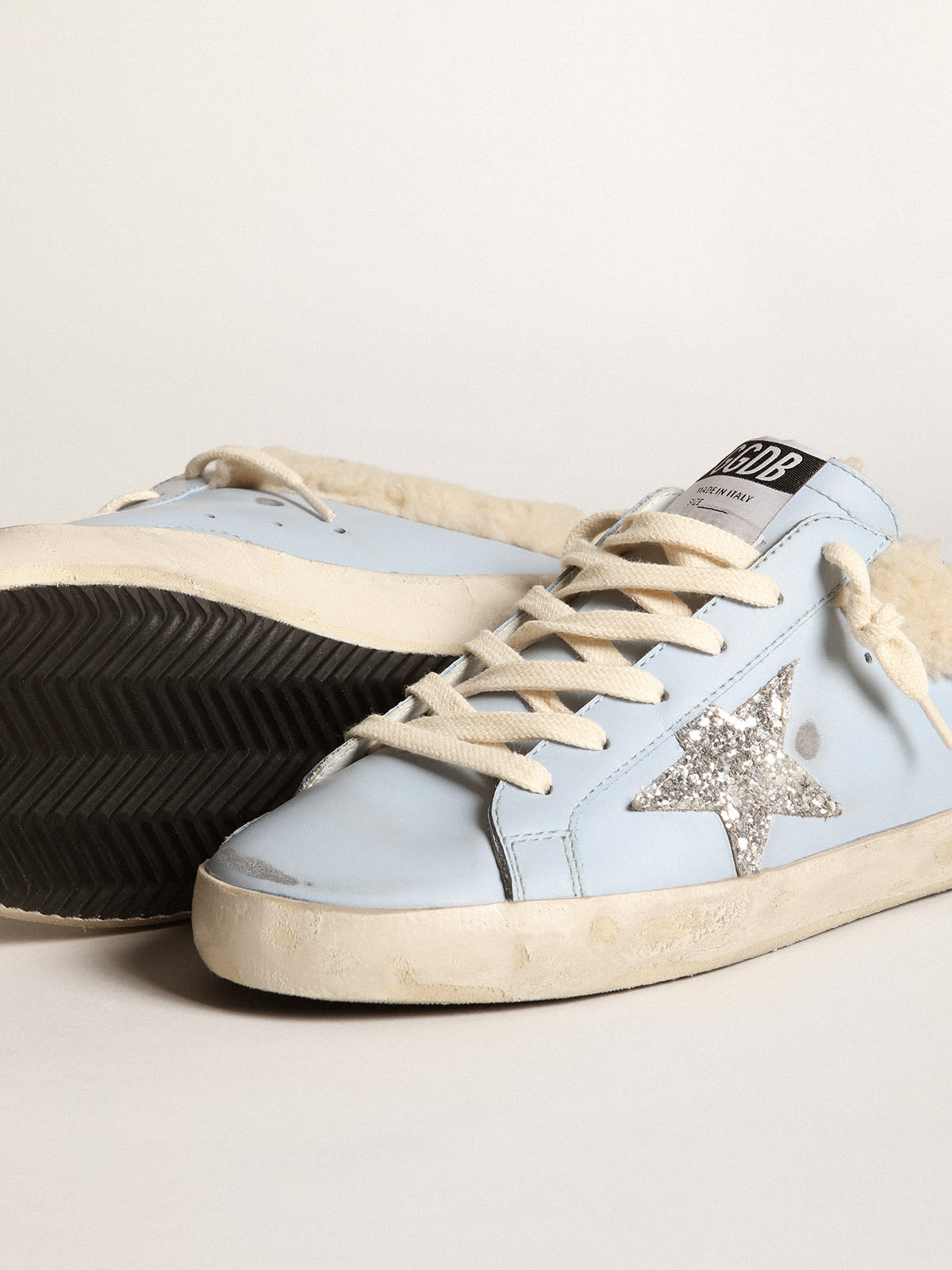 Super-Star Sabot in pelle azzurro polvere con stella in glitter argento e fodera in shearling beige