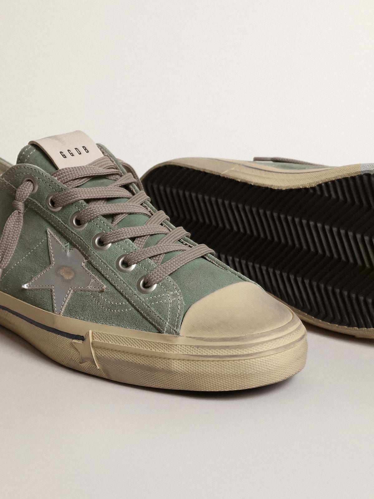 V-Star in suede verde militare con stella in pelle laminata