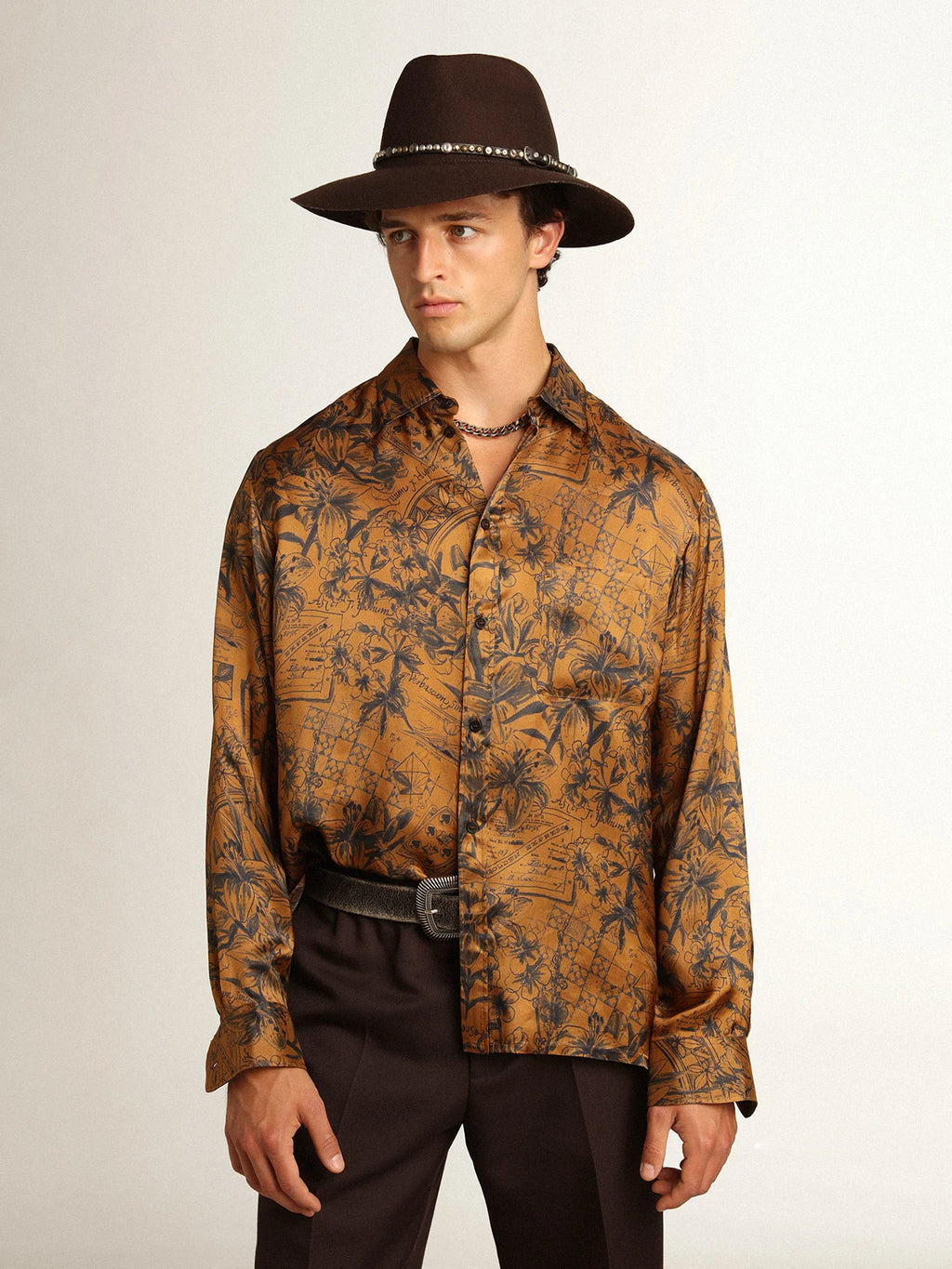 Camicia Collezione Journey di colore marrone dorato con stampa notebook