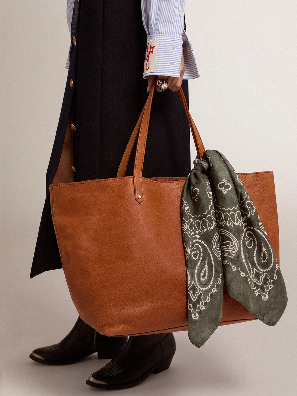 Foulard Collezione Golden di colore verde muschio con motivo paisley