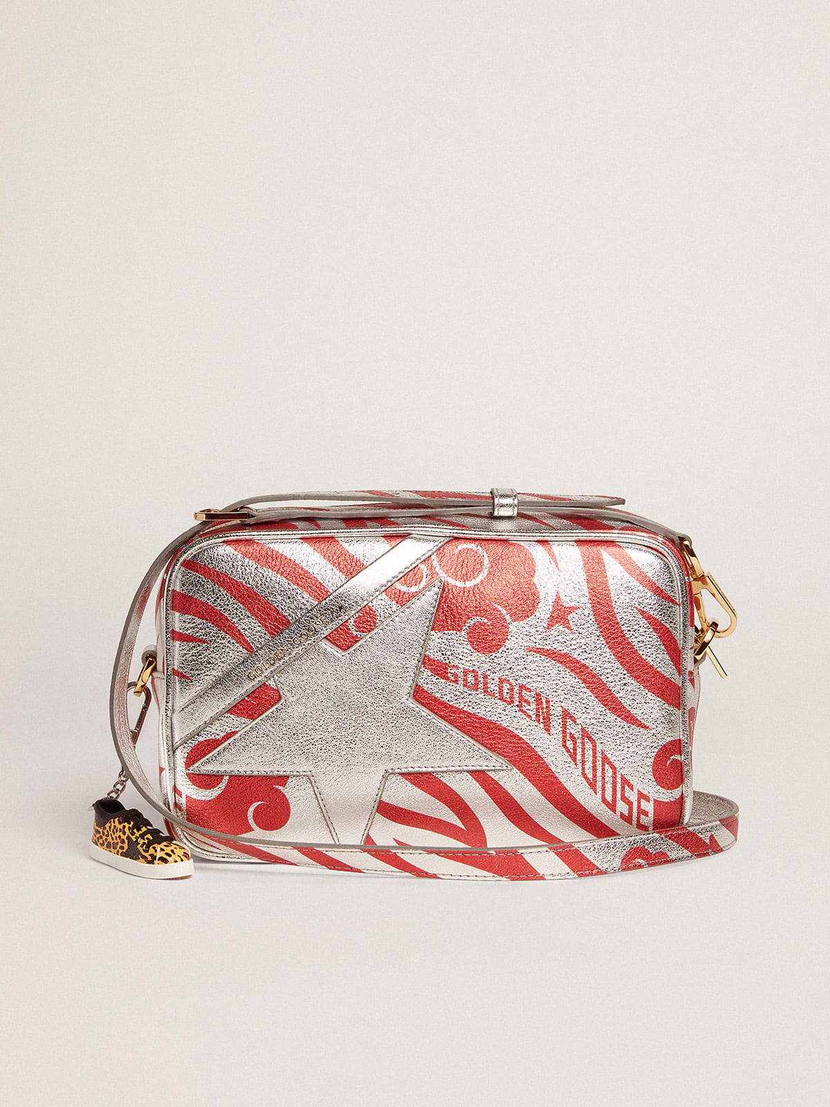 Borsa Star Bag in pelle laminata color argento con stella ton sur ton e stampa tigrata CNY rossa