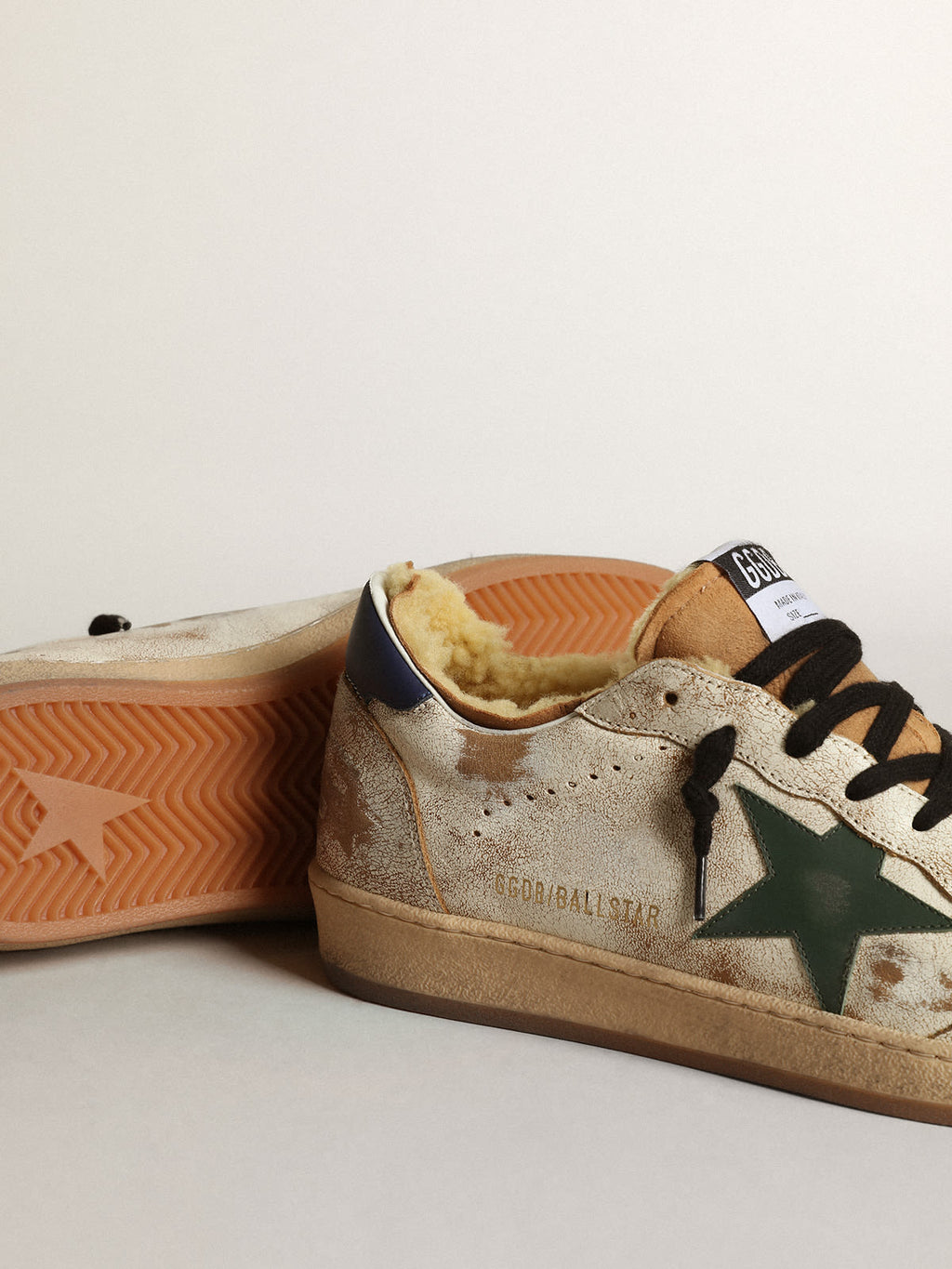 Sneaker Ball Star in pelle lucida bianca con stella in pelle verde scuro e fodera in shearling
