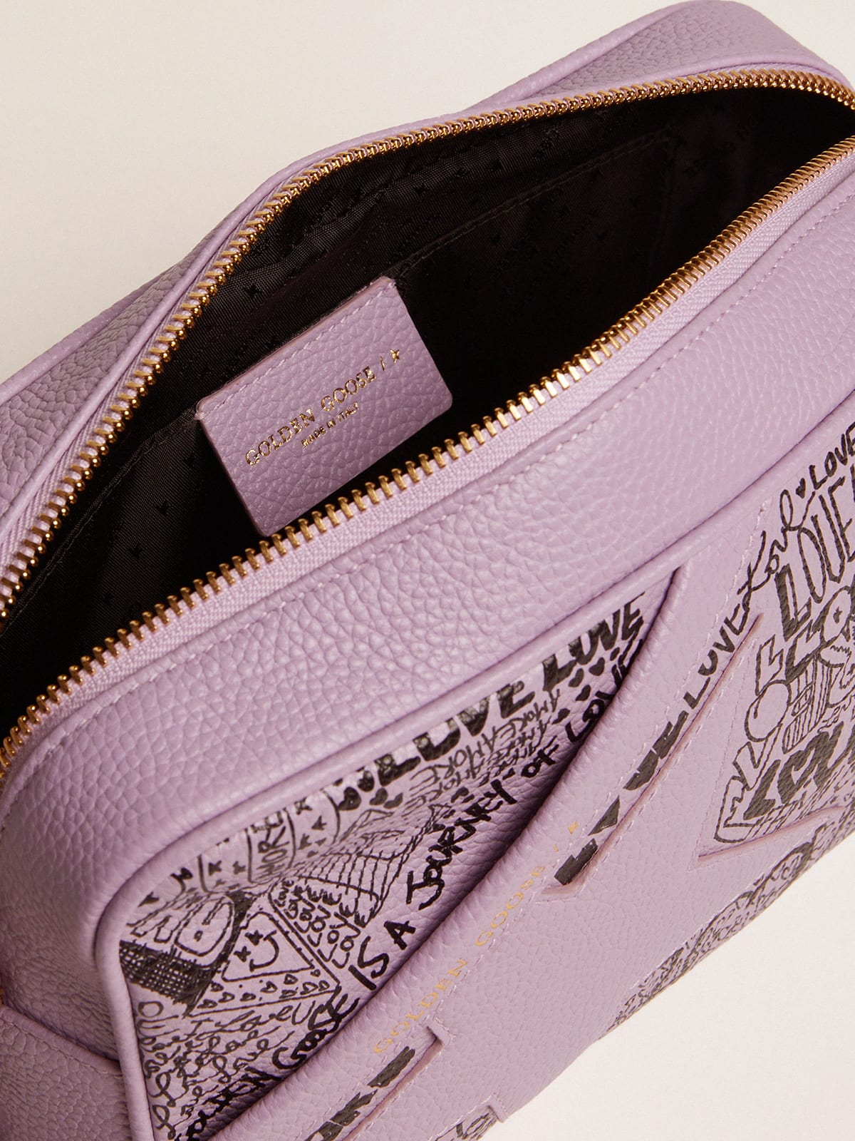 Borsa Star Bag in pelle martellata color lilla con stella in pelle ton sur ton e stampa graffiti all-over di colore nero