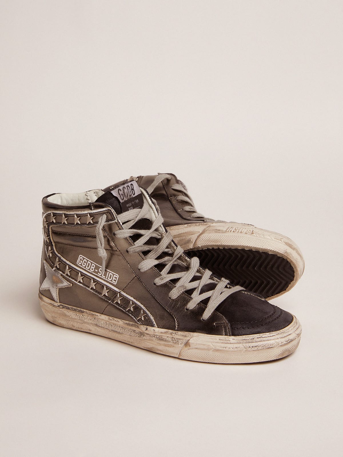 Sneaker Slide con tomaia argento in pelle laminata e borchie a stelle