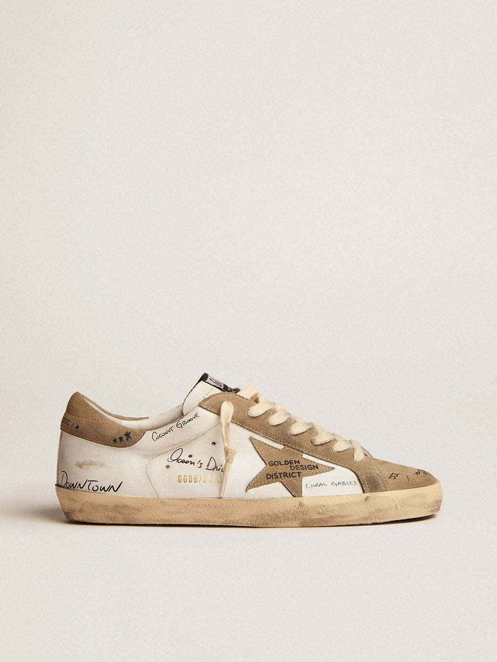 Sneaker Super-Star in pelle bianca con inserti in suede color tortora e scritte nere all-over