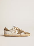 Sneaker Super-Star in pelle bianca con inserti in suede color tortora e scritte nere all-over