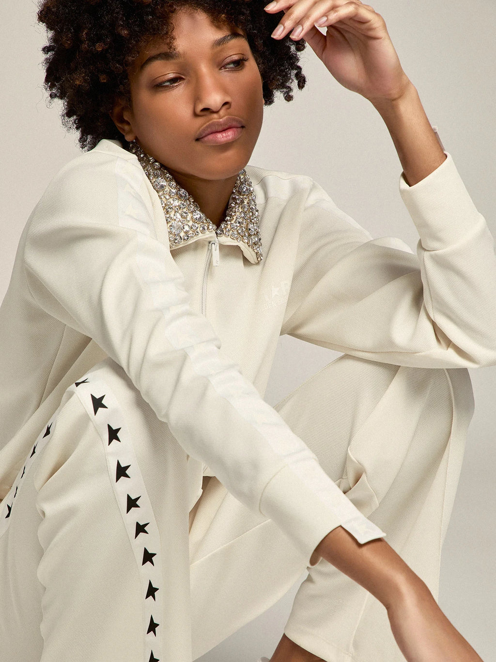 Felpa con zip Denise Collezione Star di colore bianco papyrus e colletto con cristalli