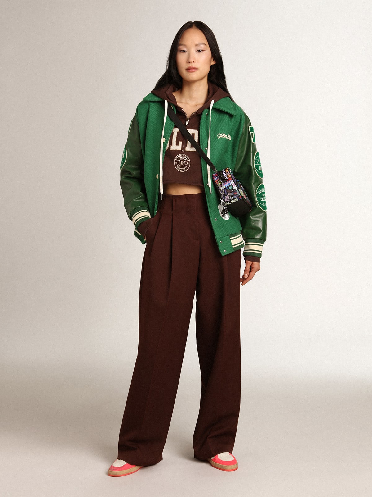 Felpa crop con cappuccio Collezione Journey di colore marrone noce scritta Golden bianca a contrasto