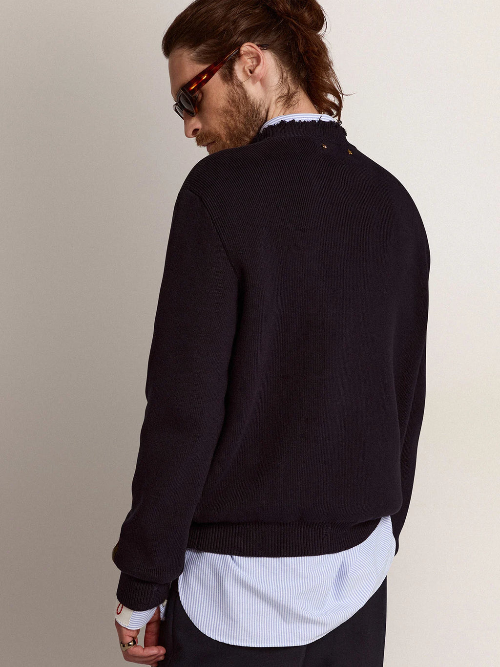 Maglione girocollo in cotone blu scuro dal trattamento distressed