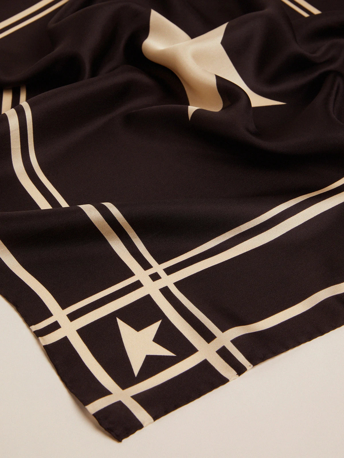 Foulard Collezione Golden di colore nero con righe e stelle bianche a contrasto