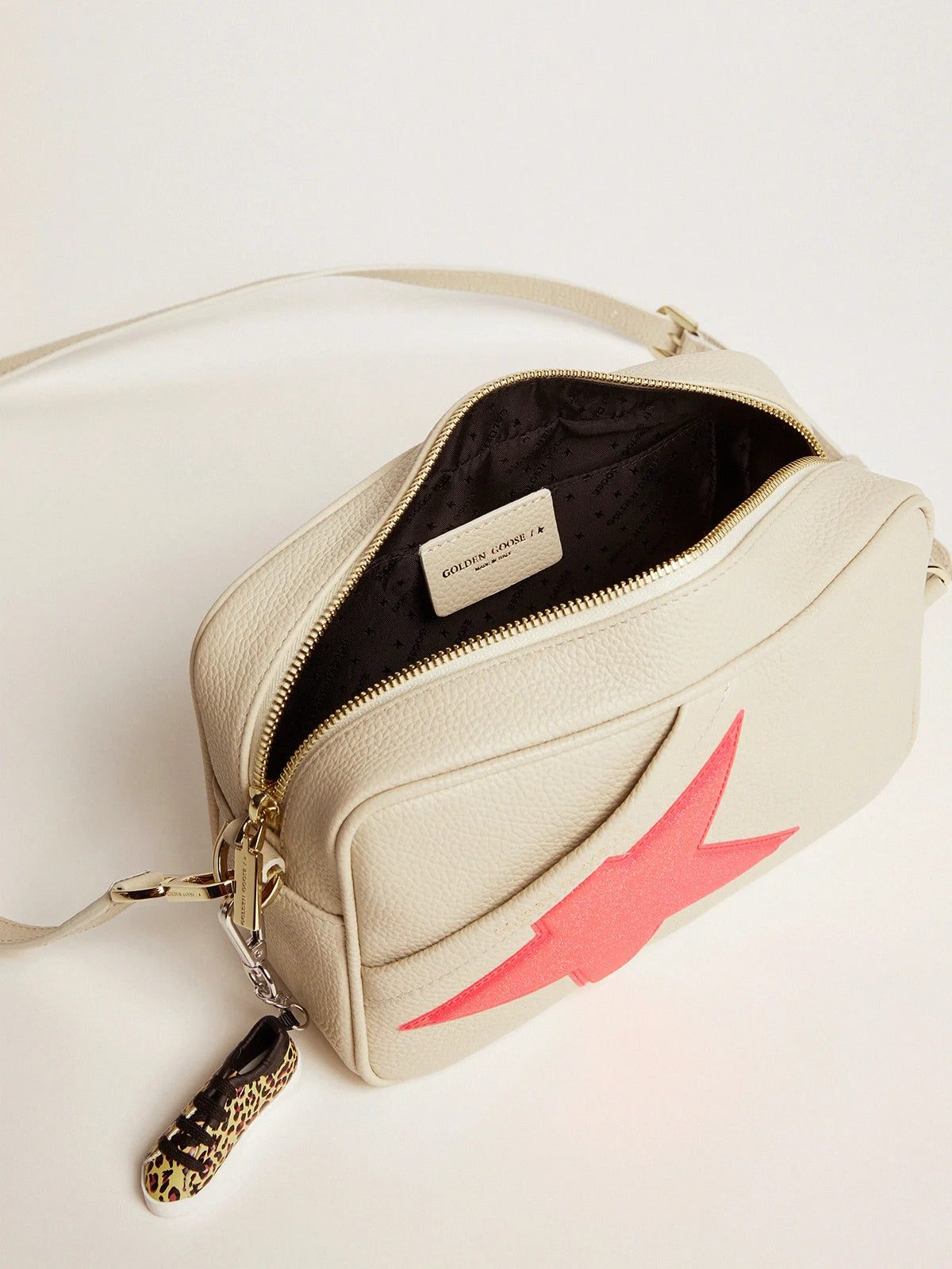 Borsa Star Bag bianco latte in pelle martellata, stella fucsia Golden Goose con glitter iridescenti