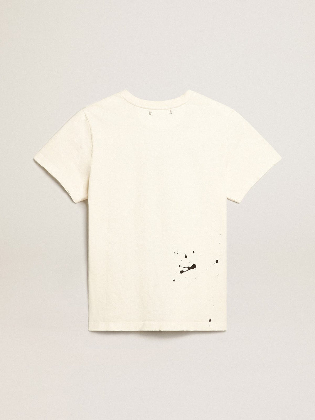 T-shirt di colore bianco con scritta e ricamo