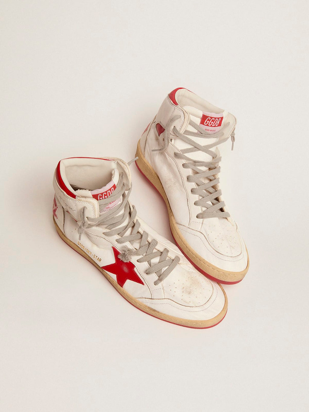 Sneaker Sky-Star con firma sulla caviglia e inserti in pelle rossa
