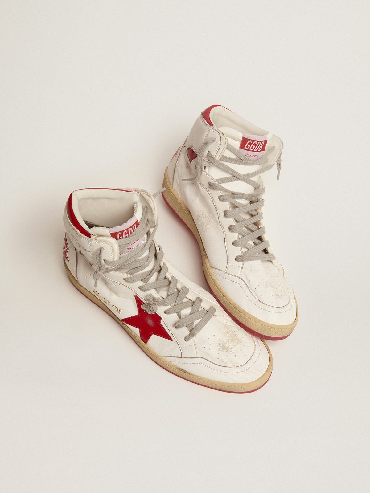 Sneaker Sky-Star con firma sulla caviglia e inserti in pelle rossa