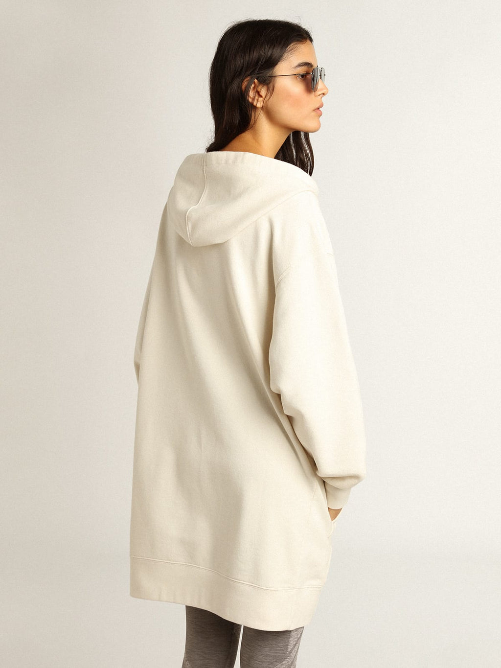 Vestito felpa color bianco con cappuccio e patch Golden