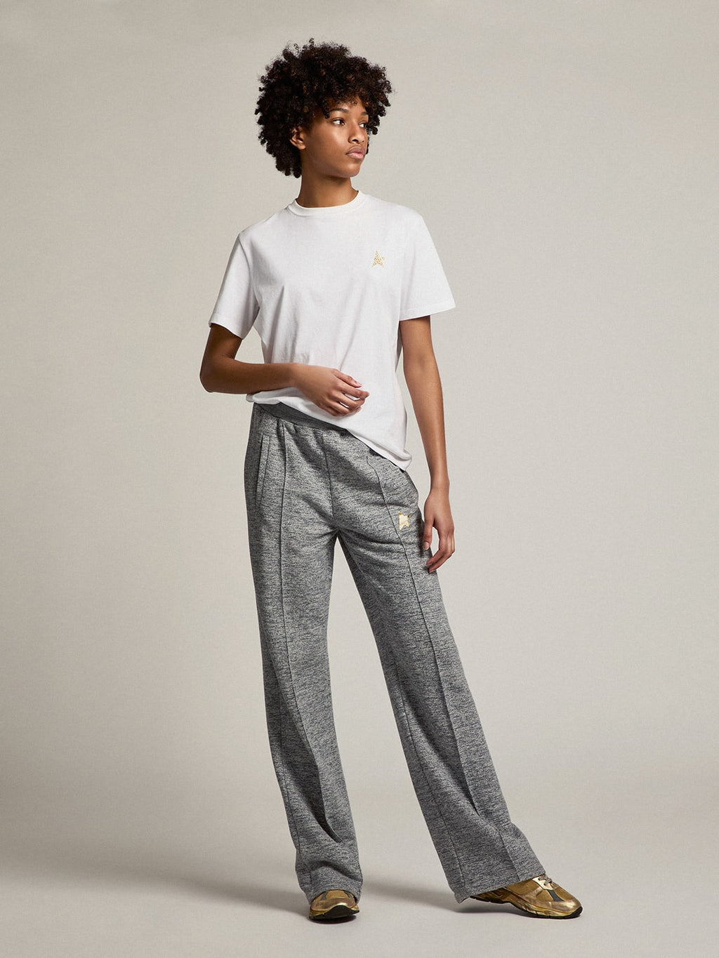 Pantalone jogging di colore grigio con stella dorata sul davanti