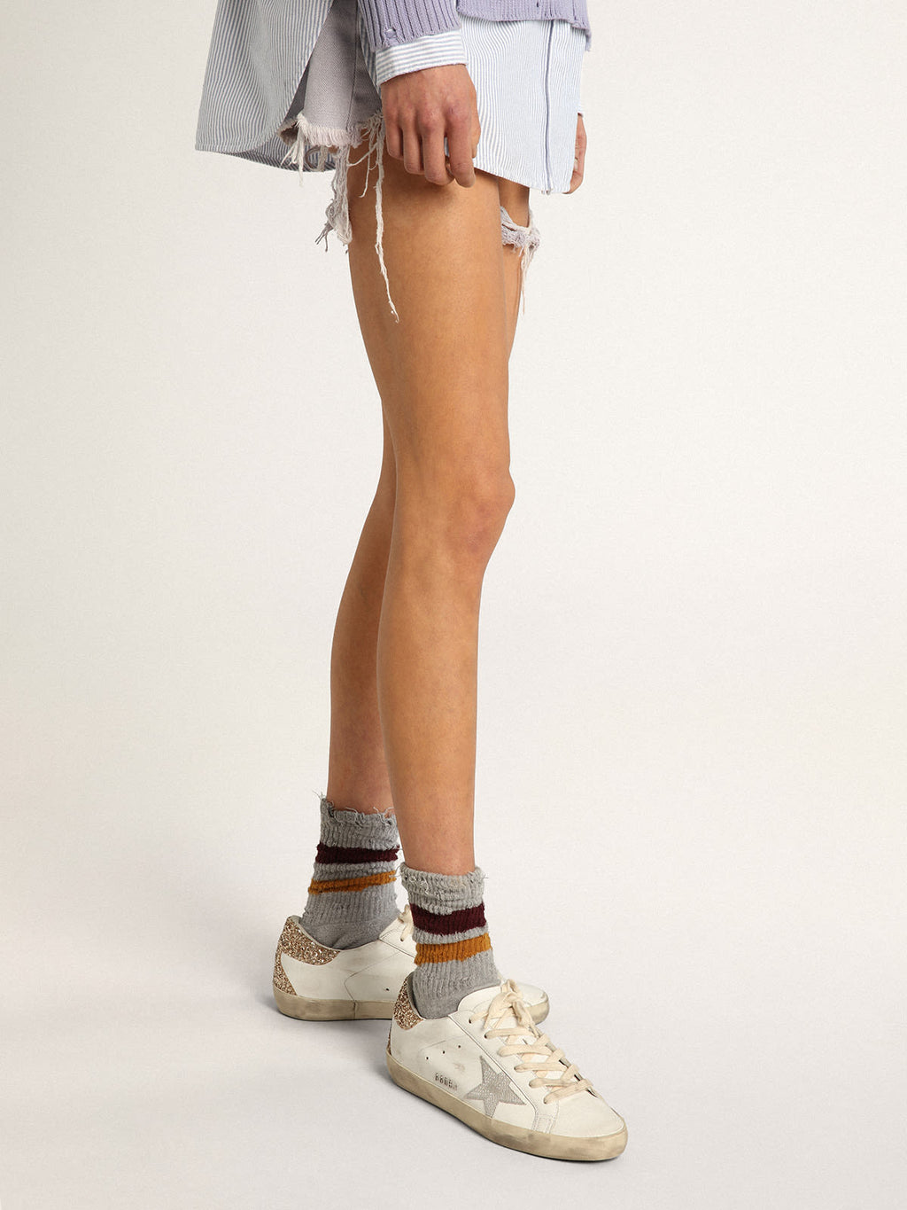 Sneaker Super-Star con stella in pelle color argento con stampa pitonata e talloncino in glitter dorati