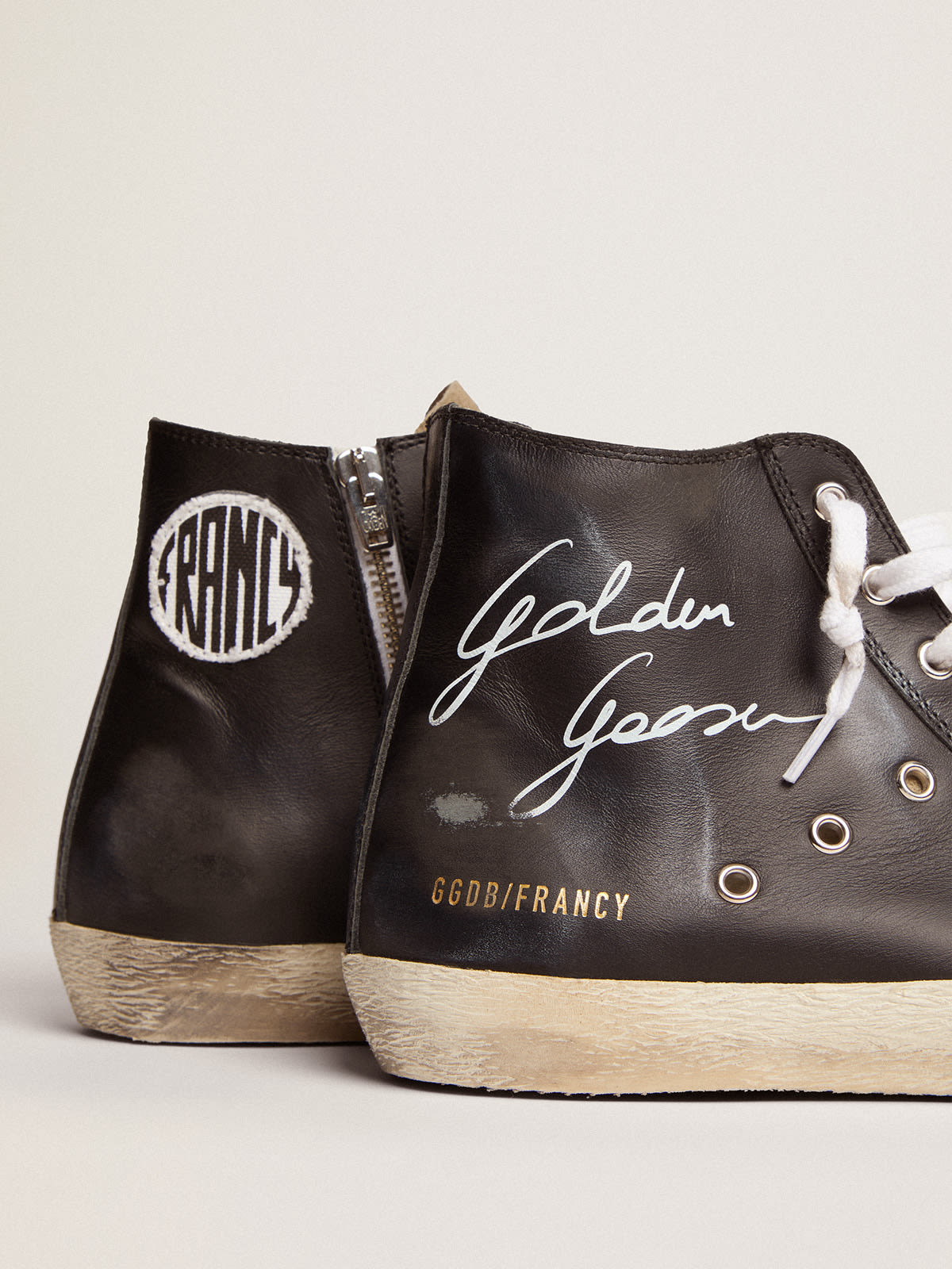 Sneaker Francy con tomaia in pelle nera e stella in pelle bianca